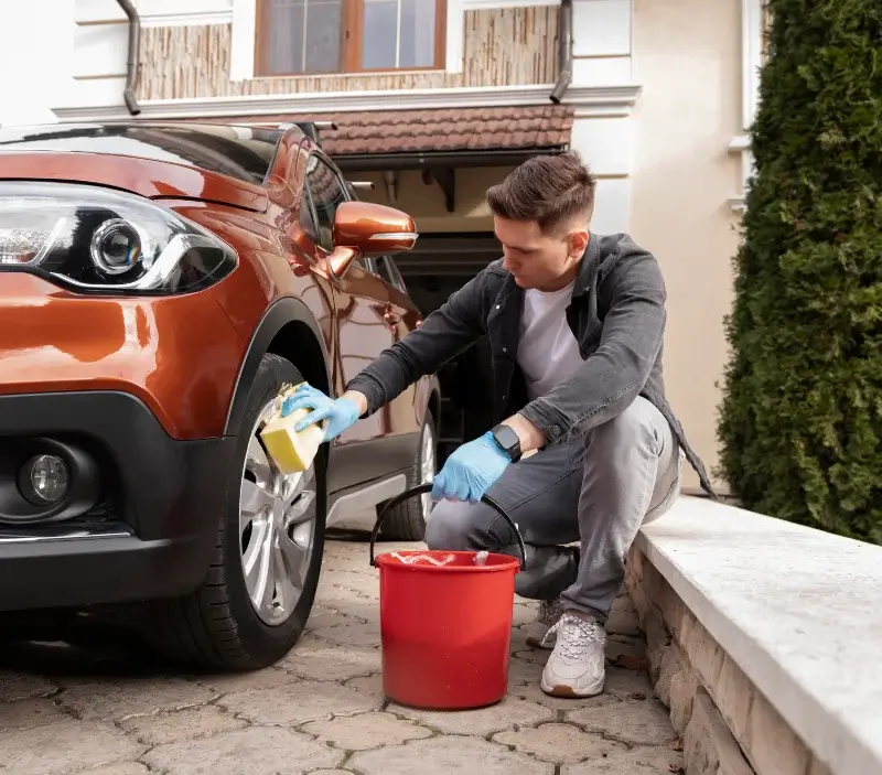 Lavage auto à domicile Touget : professionnel intervenant sur un véhicule
